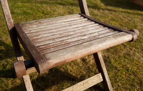 En oliebehandlet stol, der trænger til at blive vedligeholdt
