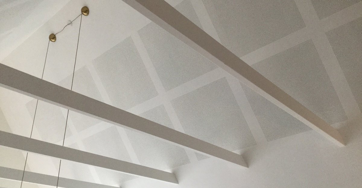 æstetisk Kridt Shah Akustikloft | Få bedre akustik i din bolig med et lyddæmpende loft