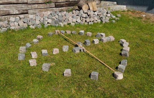 sten til bålplads lagt i cirkel på græsset