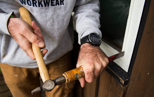 stemmejern og snederkerhammer bliver brugt til at fjerne glasliste