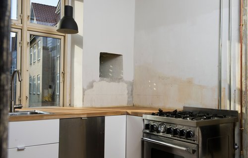 Bar køkkenvæg uden vægbeklædning