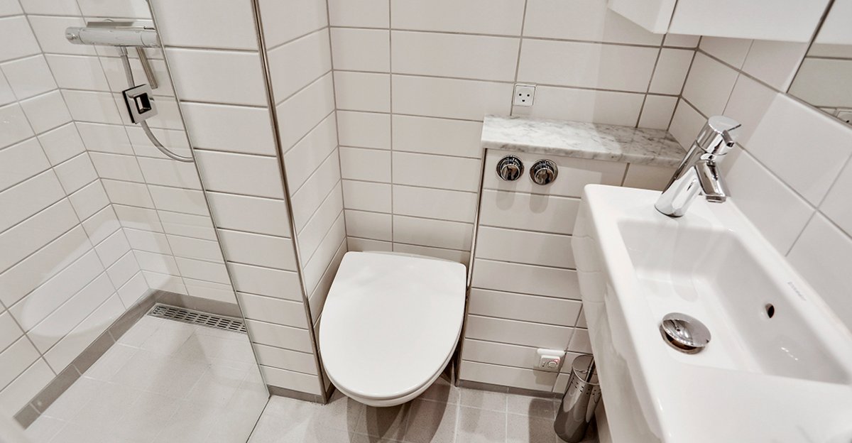 Indretning af et lille Få plads til både wc, håndvask og bruser