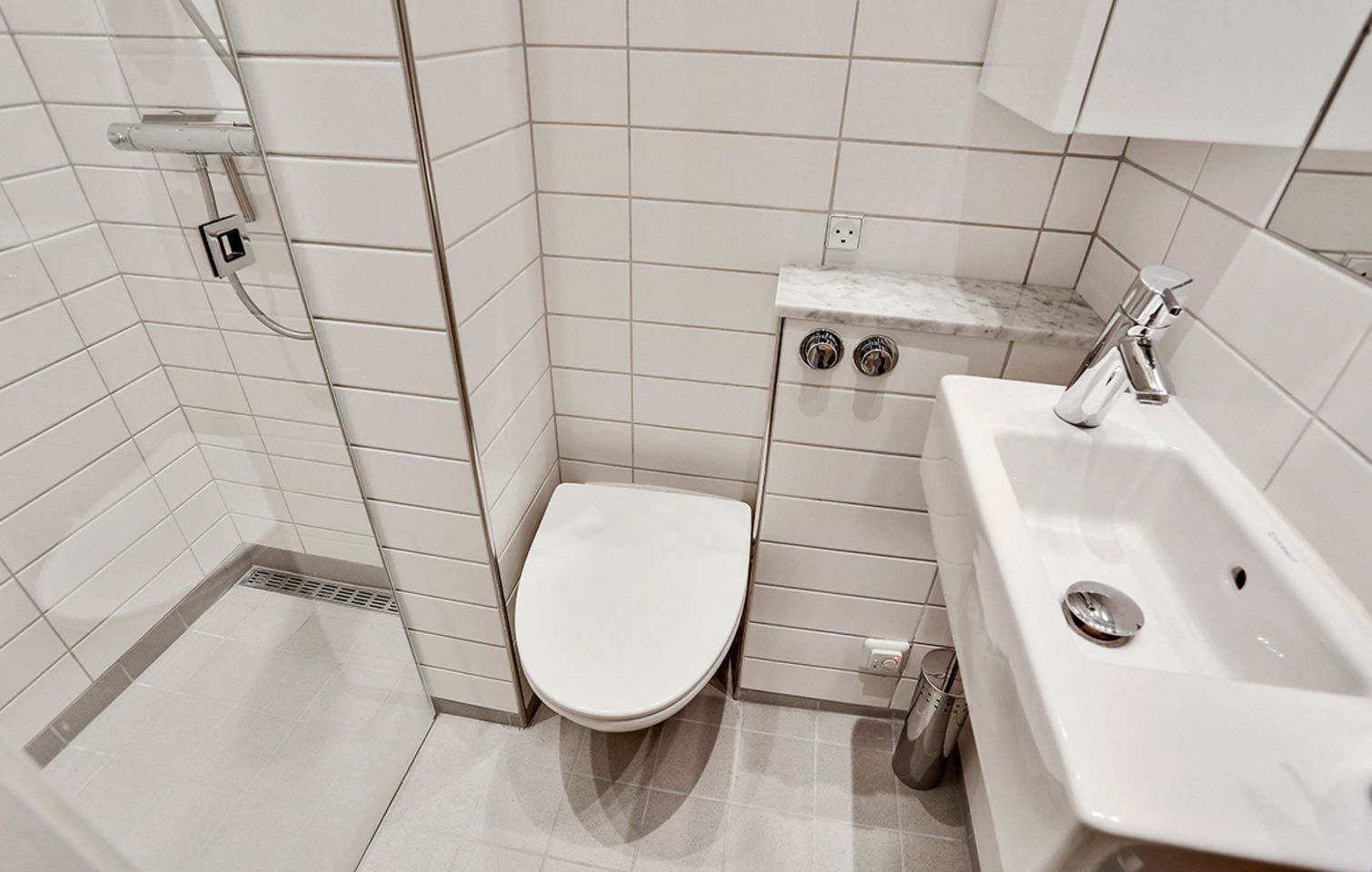 Indretning af et lille badeværelse: plads både wc, håndvask og bruser